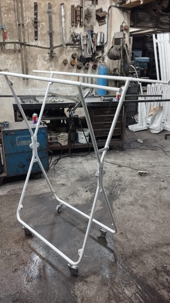 Mağaza askı standıMetal giysi askılığı

Butik askı rafı

Showroom askı sistemi

Endüstriyel tarz elbise askılığı