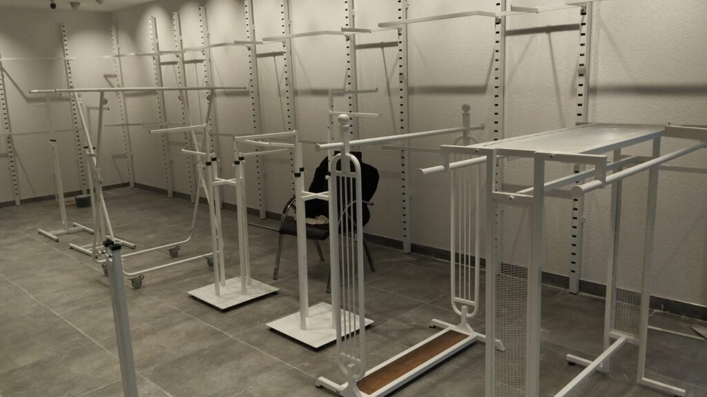 Mağaza askı standı Metal giysi askılığı Butik askı rafı Showroom askı sistemi Endüstriyel tarz elbise askılığı