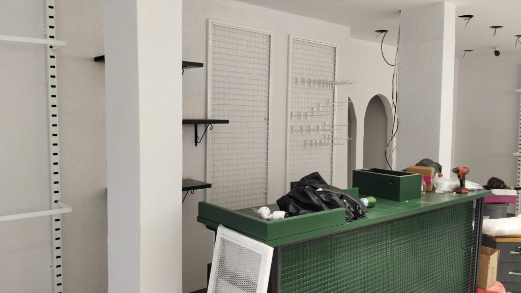 Mağaza askı standıMetal giysi askılığı

Butik askı rafı

Showroom askı sistemi

Endüstriyel tarz elbise askılığı