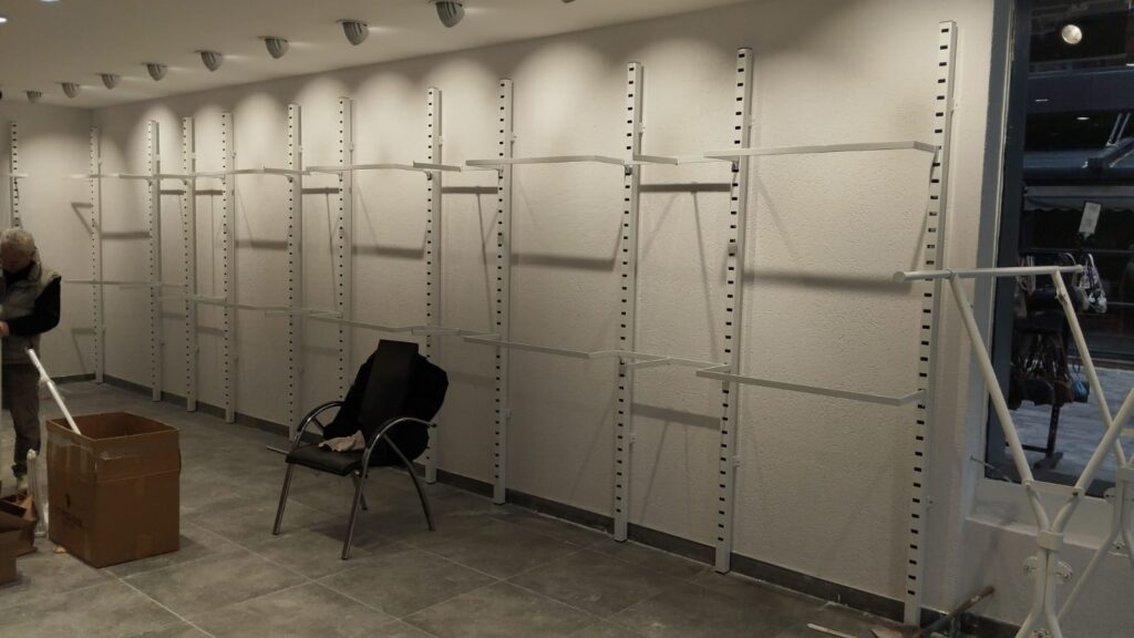 Mağaza askı standıMetal giysi askılığı

Butik askı rafı

Showroom askı sistemi

Endüstriyel tarz elbise askılığı