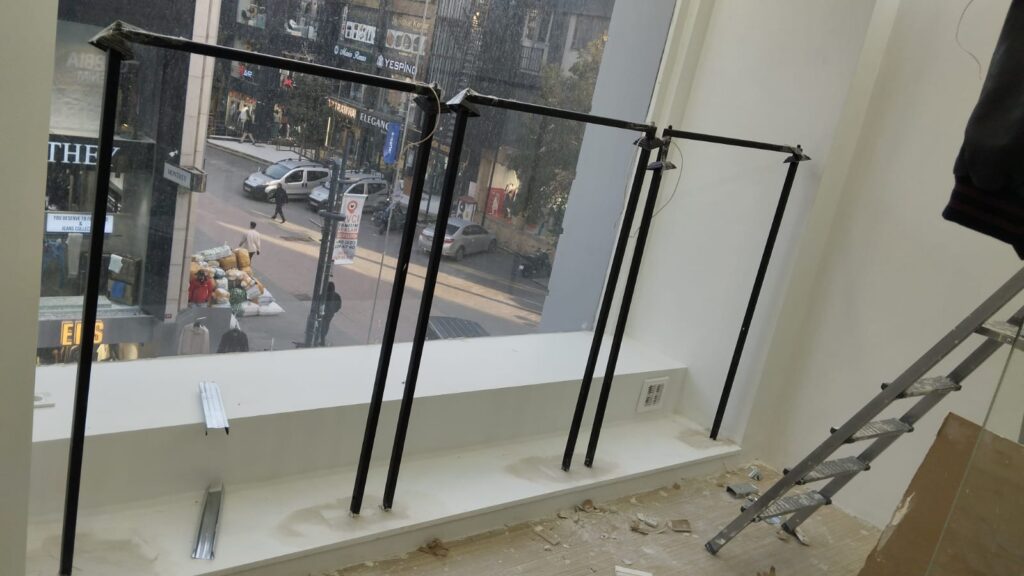 Katlanır Stand ve Raf Sistemleri ile Pratik Alan Yönetimi